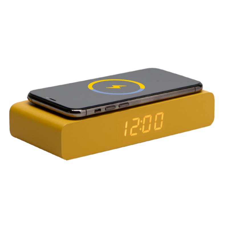 Orologio-sveglia digitale in legno giallo con display LED, temperatura e ricarica cellulare wireless, funzionamento con cavo USB incluso